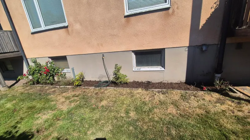 KZAB markarbete vid flerbostadshus – rabatter och gångväg