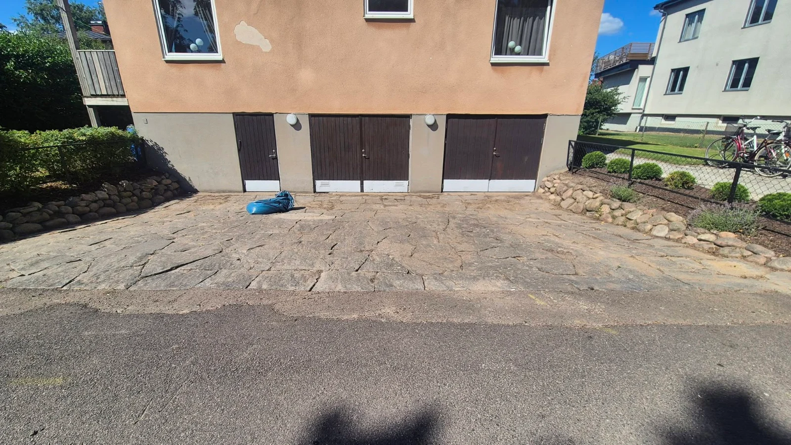 Stenlagd yta framför garageportar